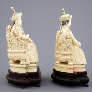 A pair of Chinese ivory figures of the emperor couple seated on a throne, ca. 1900 — 照片 4