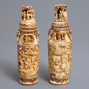 A pair of Chinese ivory vases and covers with figures in landscapes, 1st quarter 20th C. — 照片 1