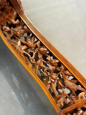 A pair of Chinese jade-inset wooden table screens, a jade-inset wooden ruyi with its original stand and a jade 'bi' disc on a wooden stand, 19/20th C. — 照片 18
