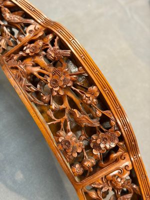 A pair of Chinese jade-inset wooden table screens, a jade-inset wooden ruyi with its original stand and a jade 'bi' disc on a wooden stand, 19/20th C. — 照片 19