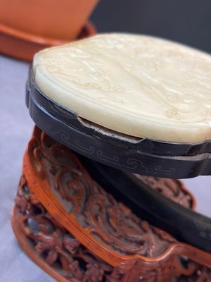 A pair of Chinese jade-inset wooden table screens, a jade-inset wooden ruyi with its original stand and a jade 'bi' disc on a wooden stand, 19/20th C. — 照片 2