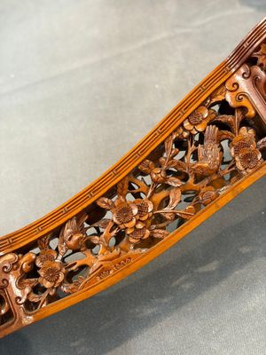 A pair of Chinese jade-inset wooden table screens, a jade-inset wooden ruyi with its original stand and a jade 'bi' disc on a wooden stand, 19/20th C. — 照片 24