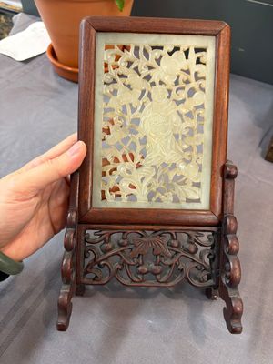 A pair of Chinese jade-inset wooden table screens, a jade-inset wooden ruyi with its original stand and a jade 'bi' disc on a wooden stand, 19/20th C. — 照片 25