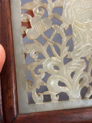 A pair of Chinese jade-inset wooden table screens, a jade-inset wooden ruyi with its original stand and a jade 'bi' disc on a wooden stand, 19/20th C. — 照片 28