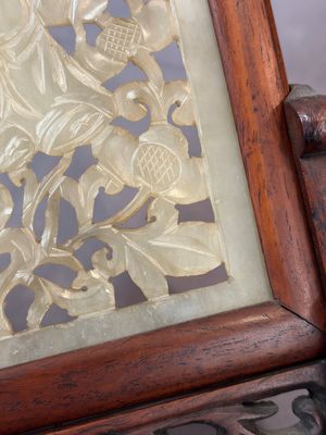 A pair of Chinese jade-inset wooden table screens, a jade-inset wooden ruyi with its original stand and a jade 'bi' disc on a wooden stand, 19/20th C. — 照片 29
