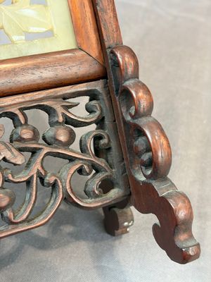 A pair of Chinese jade-inset wooden table screens, a jade-inset wooden ruyi with its original stand and a jade 'bi' disc on a wooden stand, 19/20th C. — 照片 30