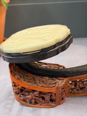 A pair of Chinese jade-inset wooden table screens, a jade-inset wooden ruyi with its original stand and a jade 'bi' disc on a wooden stand, 19/20th C. — 照片 3
