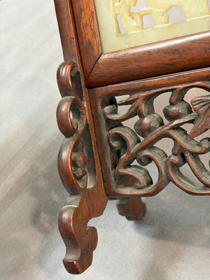 A pair of Chinese jade-inset wooden table screens, a jade-inset wooden ruyi with its original stand and a jade 'bi' disc on a wooden stand, 19/20th C. — 照片 31