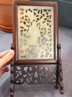A pair of Chinese jade-inset wooden table screens, a jade-inset wooden ruyi with its original stand and a jade 'bi' disc on a wooden stand, 19/20th C. — 照片 32