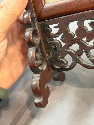 A pair of Chinese jade-inset wooden table screens, a jade-inset wooden ruyi with its original stand and a jade 'bi' disc on a wooden stand, 19/20th C. — 照片 34