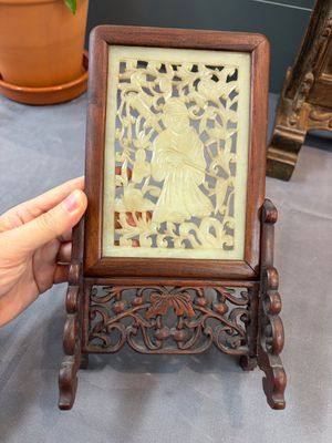A pair of Chinese jade-inset wooden table screens, a jade-inset wooden ruyi with its original stand and a jade 'bi' disc on a wooden stand, 19/20th C. — 照片 36