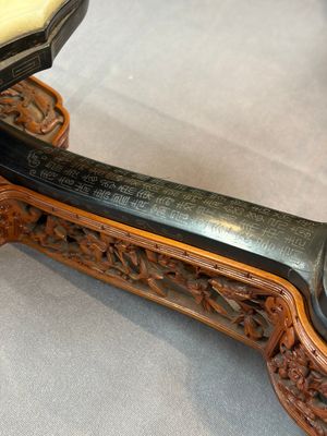 A pair of Chinese jade-inset wooden table screens, a jade-inset wooden ruyi with its original stand and a jade 'bi' disc on a wooden stand, 19/20th C. — 照片 4