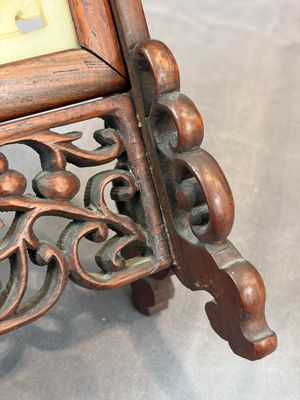A pair of Chinese jade-inset wooden table screens, a jade-inset wooden ruyi with its original stand and a jade 'bi' disc on a wooden stand, 19/20th C. — 照片 42