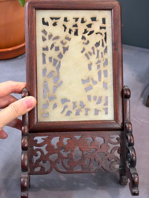 A pair of Chinese jade-inset wooden table screens, a jade-inset wooden ruyi with its original stand and a jade 'bi' disc on a wooden stand, 19/20th C. — 照片 44