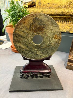 A pair of Chinese jade-inset wooden table screens, a jade-inset wooden ruyi with its original stand and a jade 'bi' disc on a wooden stand, 19/20th C. — 照片 48