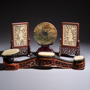 A pair of Chinese jade-inset wooden table screens, a jade-inset wooden ruyi with its original stand and a jade 'bi' disc on a wooden stand, 19/20th C. — 照片 1