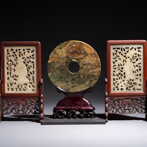 A pair of Chinese jade-inset wooden table screens, a jade-inset wooden ruyi with its original stand and a jade 'bi' disc on a wooden stand, 19/20th C. — 照片 2