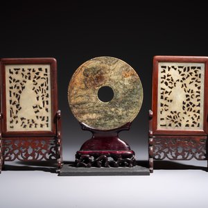 A pair of Chinese jade-inset wooden table screens, a jade-inset wooden ruyi with its original stand and a jade 'bi' disc on a wooden stand, 19/20th C. — 照片 3