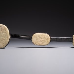 A pair of Chinese jade-inset wooden table screens, a jade-inset wooden ruyi with its original stand and a jade 'bi' disc on a wooden stand, 19/20th C. — 照片 4