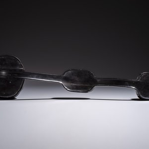 A pair of Chinese jade-inset wooden table screens, a jade-inset wooden ruyi with its original stand and a jade 'bi' disc on a wooden stand, 19/20th C. — 照片 5
