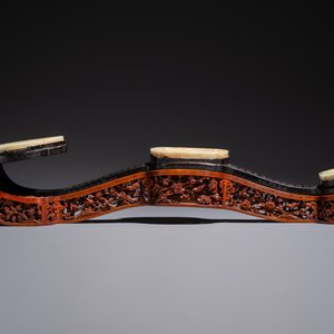 A pair of Chinese jade-inset wooden table screens, a jade-inset wooden ruyi with its original stand and a jade 'bi' disc on a wooden stand, 19/20th C. — 照片 6