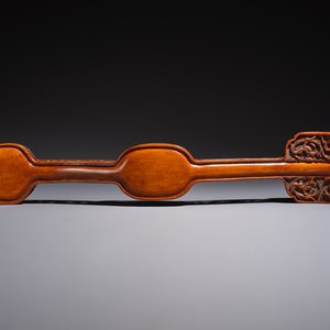A pair of Chinese jade-inset wooden table screens, a jade-inset wooden ruyi with its original stand and a jade 'bi' disc on a wooden stand, 19/20th C. — 照片 9