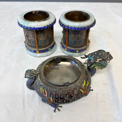 A pair of Chinese jade-mounted enamelled silver vessels and a zoomorphic ashtray — foto 1