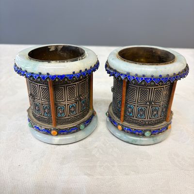 A pair of Chinese jade-mounted enamelled silver vessels and a zoomorphic ashtray — foto 2