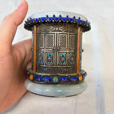 A pair of Chinese jade-mounted enamelled silver vessels and a zoomorphic ashtray — foto 3