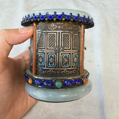 A pair of Chinese jade-mounted enamelled silver vessels and a zoomorphic ashtray — foto 4