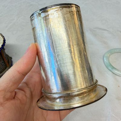A pair of Chinese jade-mounted enamelled silver vessels and a zoomorphic ashtray — foto 10