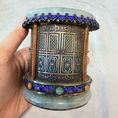 A pair of Chinese jade-mounted enamelled silver vessels and a zoomorphic ashtray — foto 12