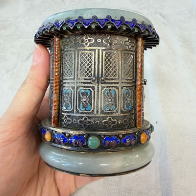 A pair of Chinese jade-mounted enamelled silver vessels and a zoomorphic ashtray — foto 13