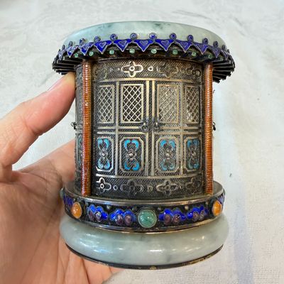 A pair of Chinese jade-mounted enamelled silver vessels and a zoomorphic ashtray — foto 14