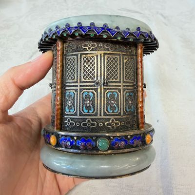 A pair of Chinese jade-mounted enamelled silver vessels and a zoomorphic ashtray — foto 15
