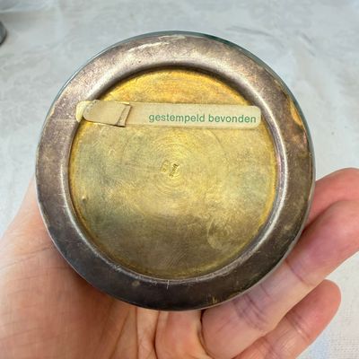 A pair of Chinese jade-mounted enamelled silver vessels and a zoomorphic ashtray — foto 17
