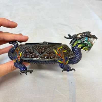 A pair of Chinese jade-mounted enamelled silver vessels and a zoomorphic ashtray — foto 18