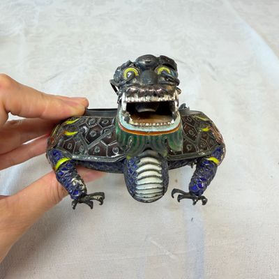 A pair of Chinese jade-mounted enamelled silver vessels and a zoomorphic ashtray — foto 19
