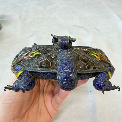 A pair of Chinese jade-mounted enamelled silver vessels and a zoomorphic ashtray — foto 20