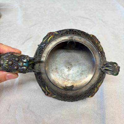 A pair of Chinese jade-mounted enamelled silver vessels and a zoomorphic ashtray — foto 21