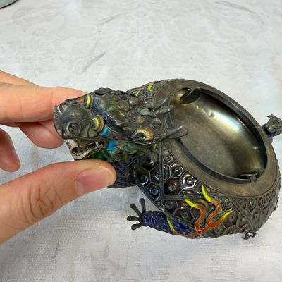 A pair of Chinese jade-mounted enamelled silver vessels and a zoomorphic ashtray — foto 22