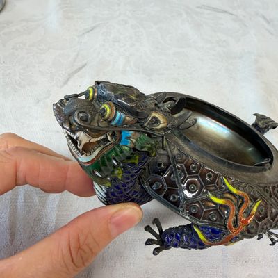 A pair of Chinese jade-mounted enamelled silver vessels and a zoomorphic ashtray — foto 23