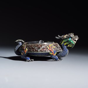 A pair of Chinese jade-mounted enamelled silver vessels and a zoomorphic ashtray — foto 11