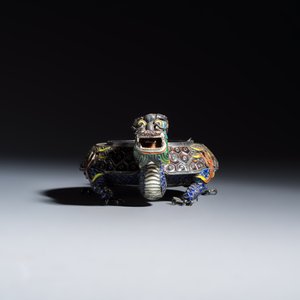 A pair of Chinese jade-mounted enamelled silver vessels and a zoomorphic ashtray — foto 12
