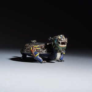 A pair of Chinese jade-mounted enamelled silver vessels and a zoomorphic ashtray — foto 13