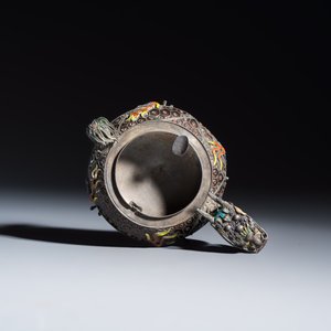 A pair of Chinese jade-mounted enamelled silver vessels and a zoomorphic ashtray — foto 14