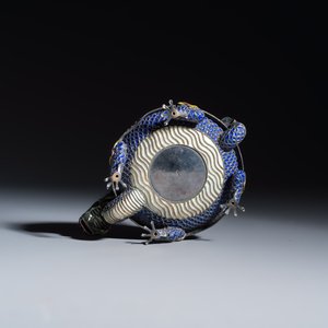 A pair of Chinese jade-mounted enamelled silver vessels and a zoomorphic ashtray — foto 15