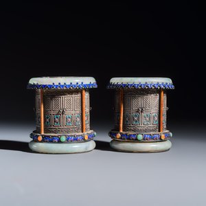 A pair of Chinese jade-mounted enamelled silver vessels and a zoomorphic ashtray — foto 2