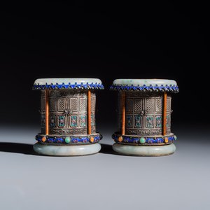 A pair of Chinese jade-mounted enamelled silver vessels and a zoomorphic ashtray — foto 3