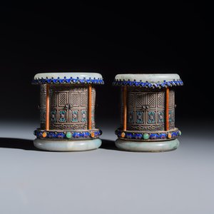 A pair of Chinese jade-mounted enamelled silver vessels and a zoomorphic ashtray — foto 4